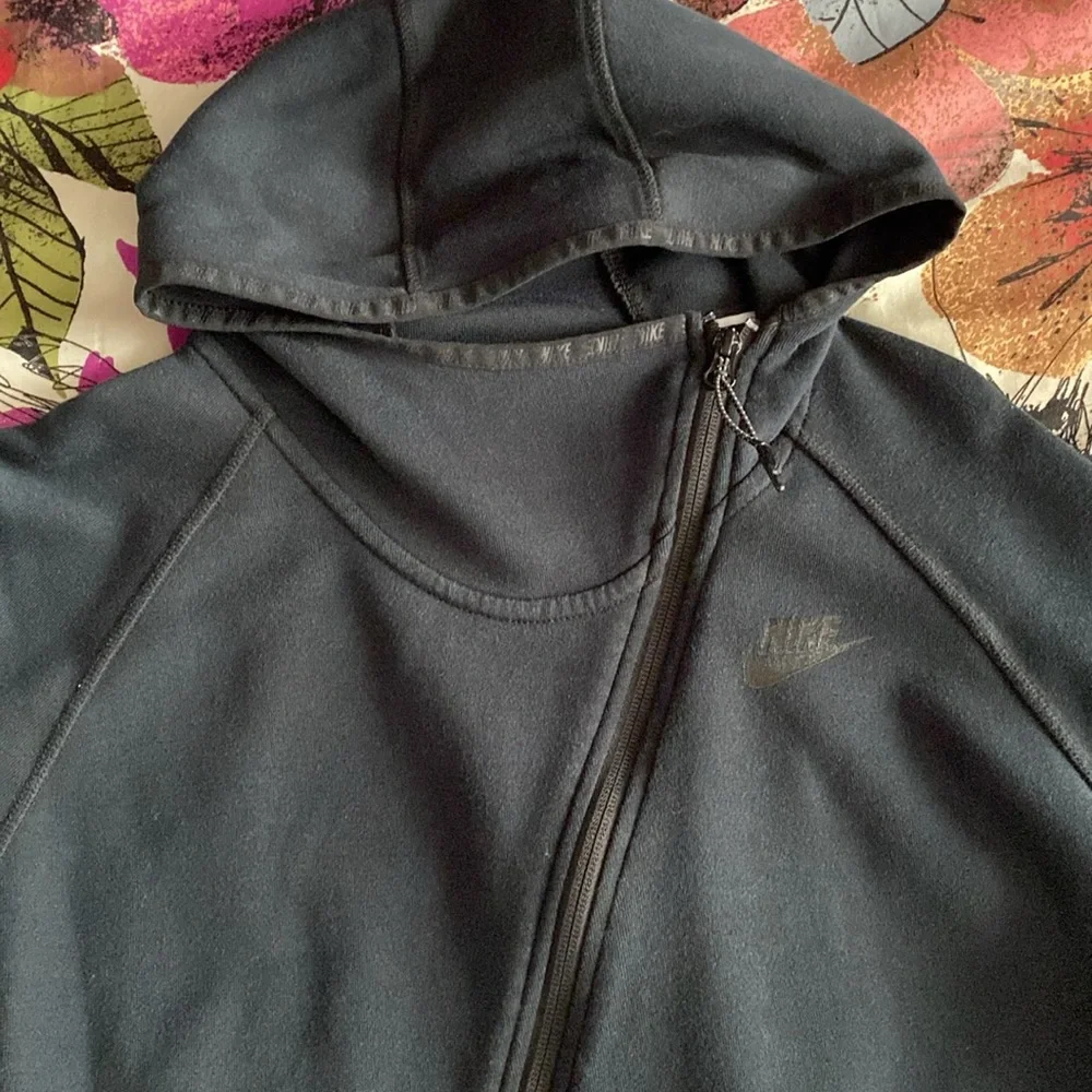 Nike Women's Tech fleece Butterfly hoodie - Picture 4 of 8